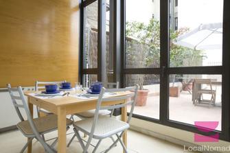 salle à manger avec vue sur la terrasse
